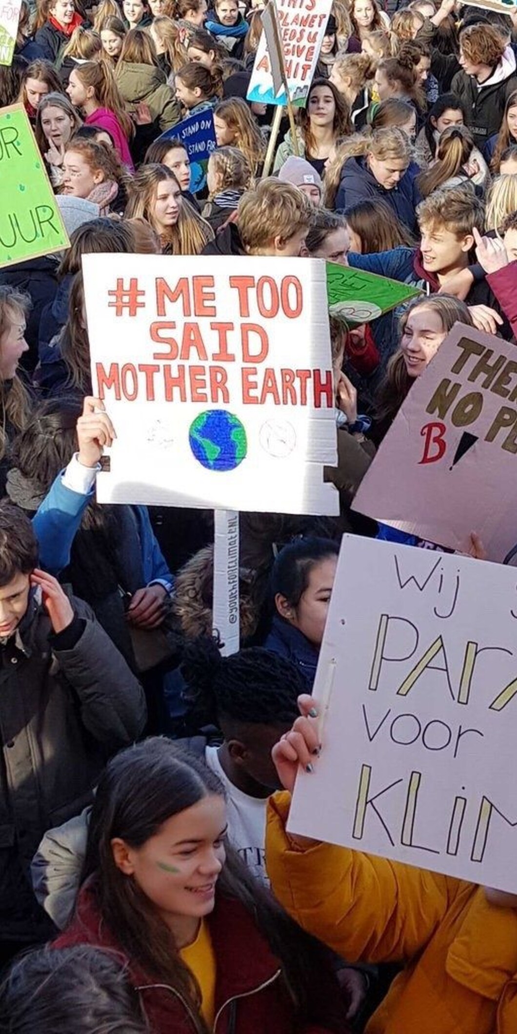 jongeren op een klimaatmars. Een protestbord met: "#metoo said mother earth"
