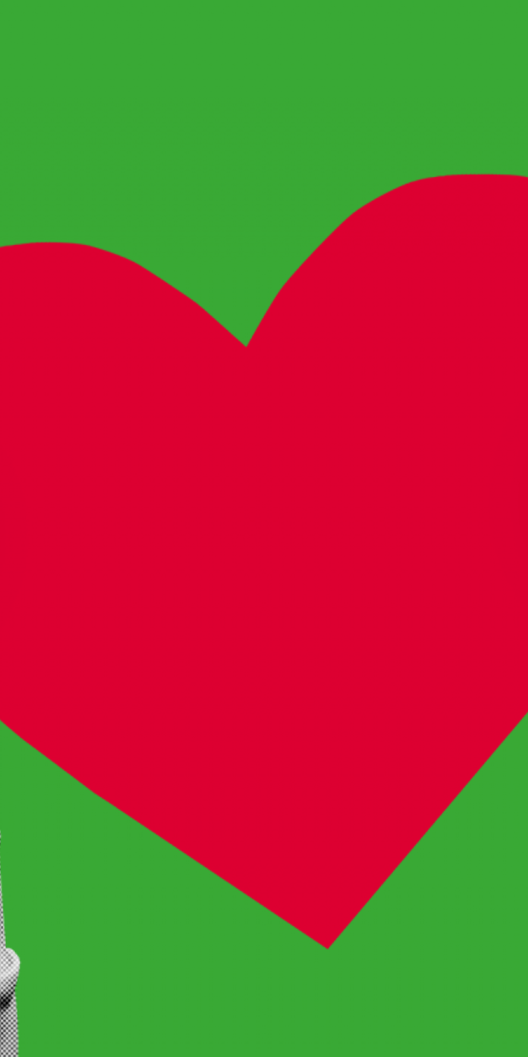 Groene achtergrond met twee handen die een rood hart omhoog houden