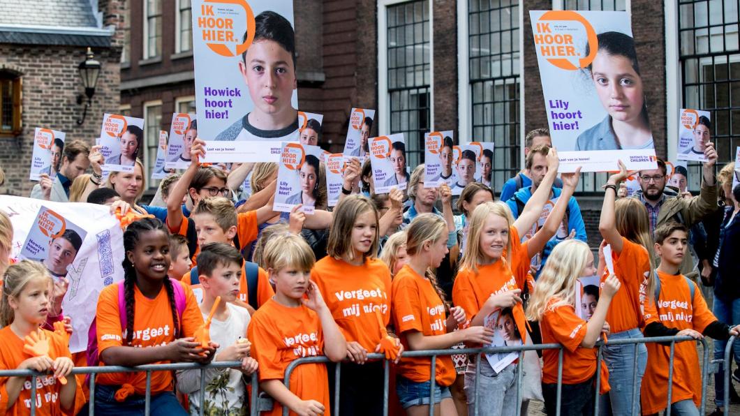 Foto van een protest tegen de uitzetting van de Armeense kinderen Lili en Howick