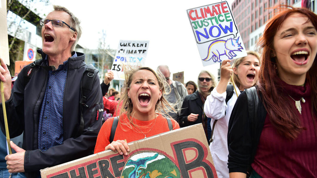 Klimaatdemonstranten met leuzen