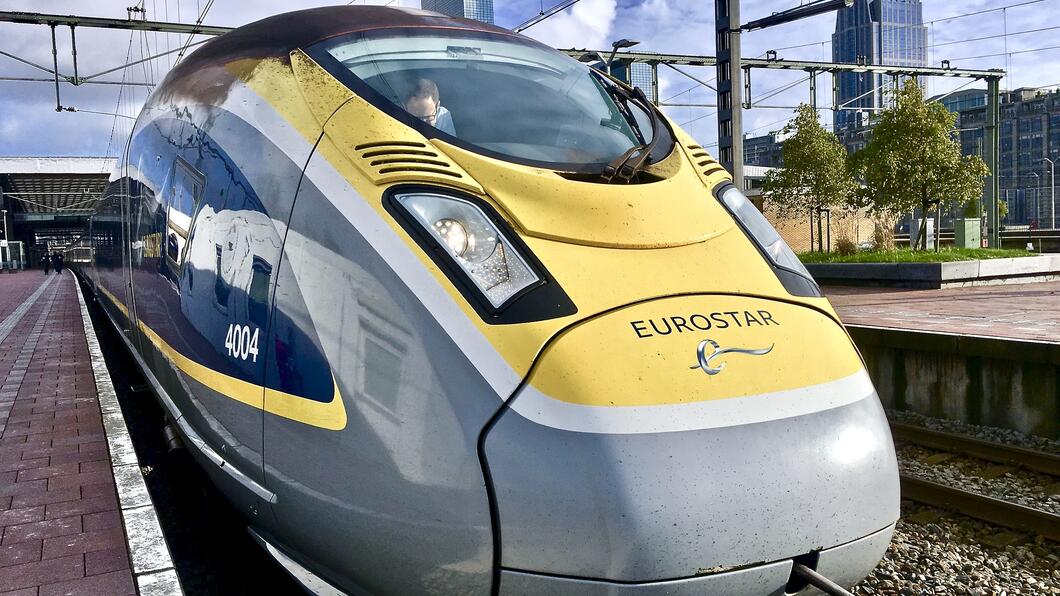 De eurostar naar Londen staat op het perron