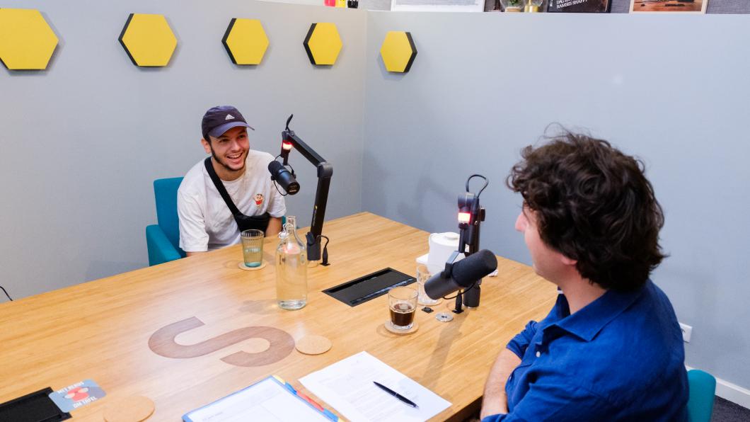 Jesse en Sahil in de podcast-studio