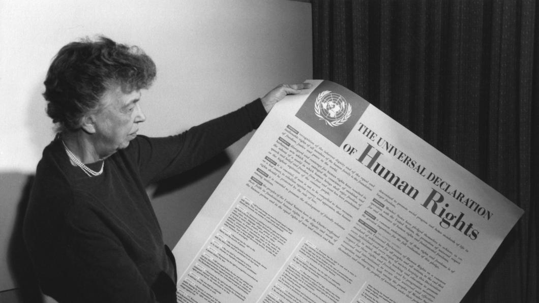 Eleanor Roosevelt houdt de Universele Verklaring van de Mensenrechten vast