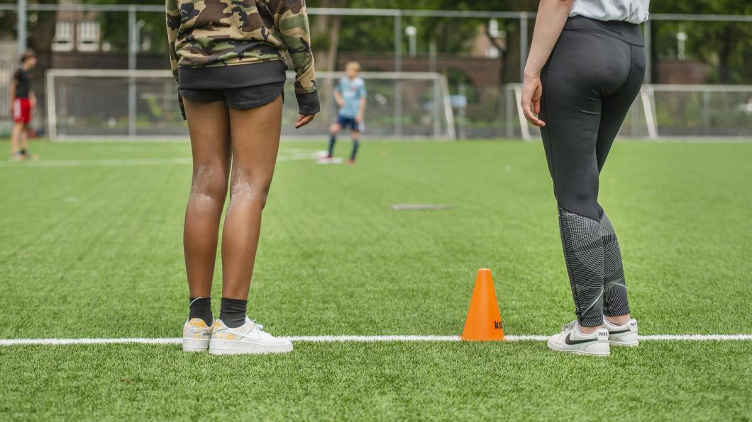 Sportveld met kinderen