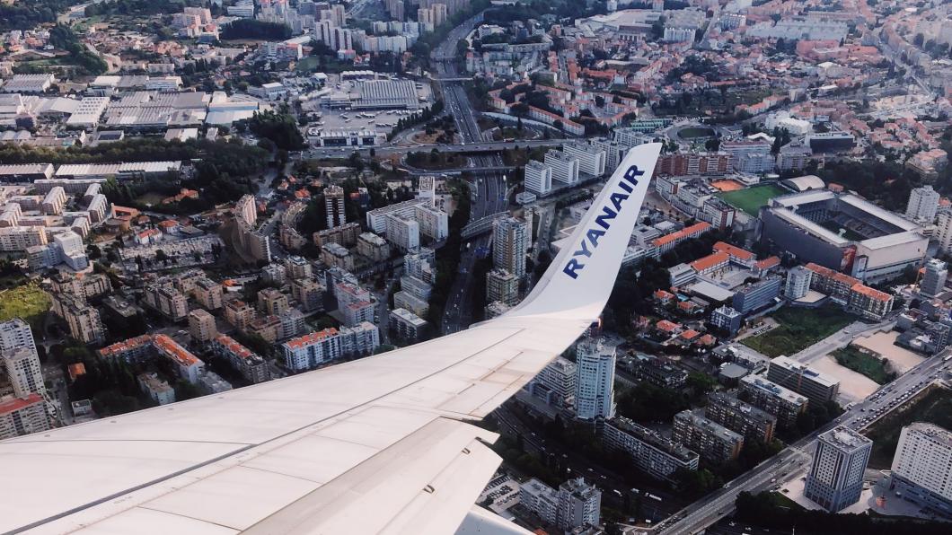 Beeld van een vliegtuig van Ryanair boven een stad