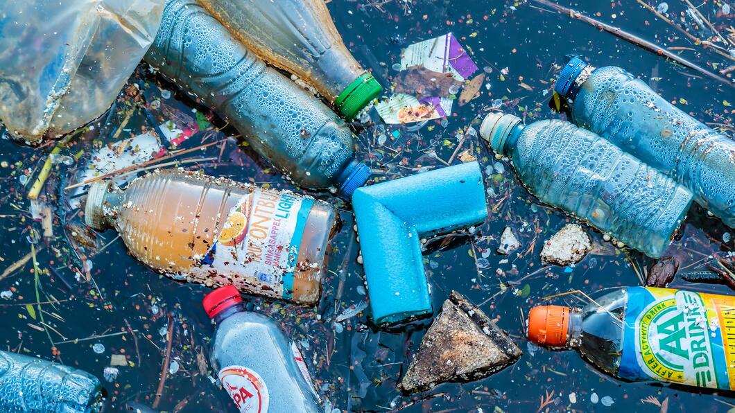Plastic afval in water
