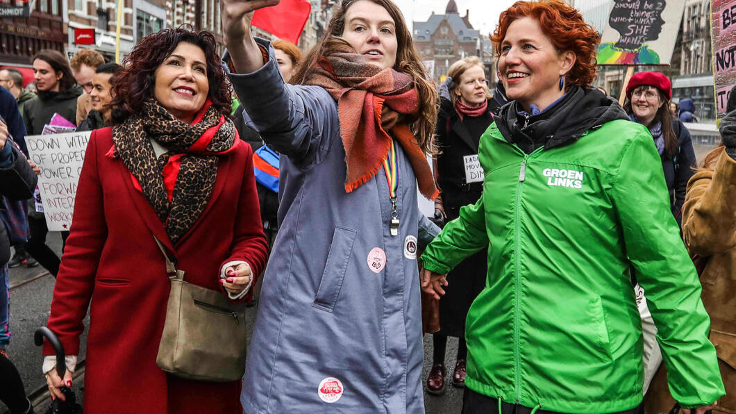 drie vrouwen tijdens protest