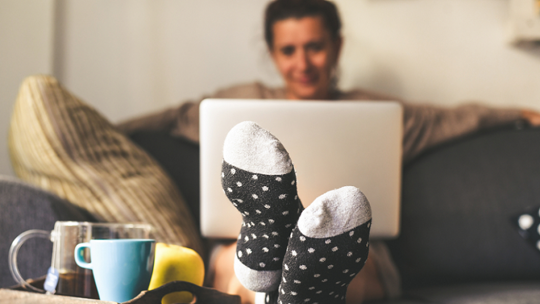 Foto van vrouw met haar laptop op de bank