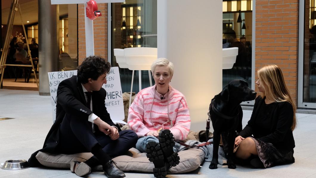 Jesse Klaver en Lisa Westerveld zitten met Charlotte Bouwman tijdens haar protest tegen de wachtlijsten bij de geestelijke gezondheidszorg