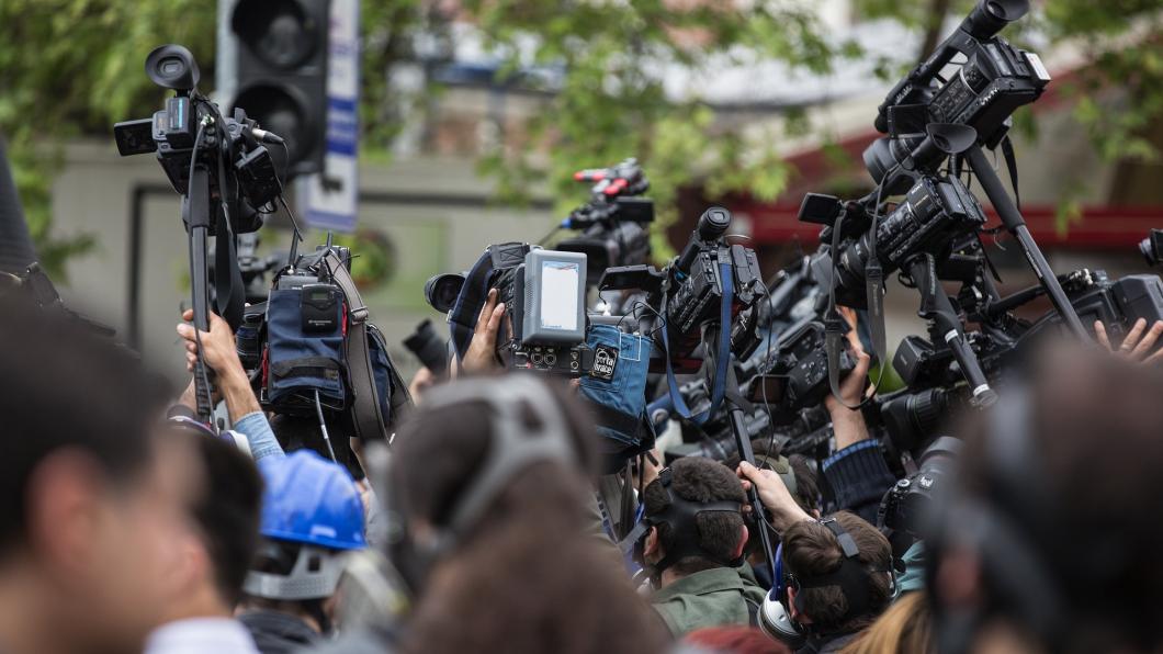 Foto van een menigte journalisten met camera's