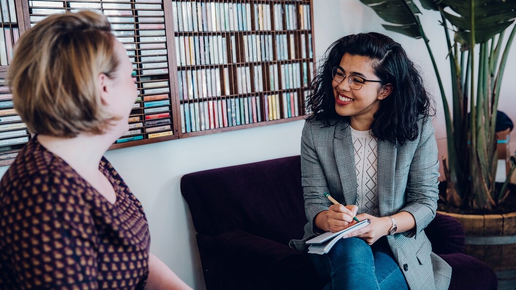 Twee mensen in gesprek