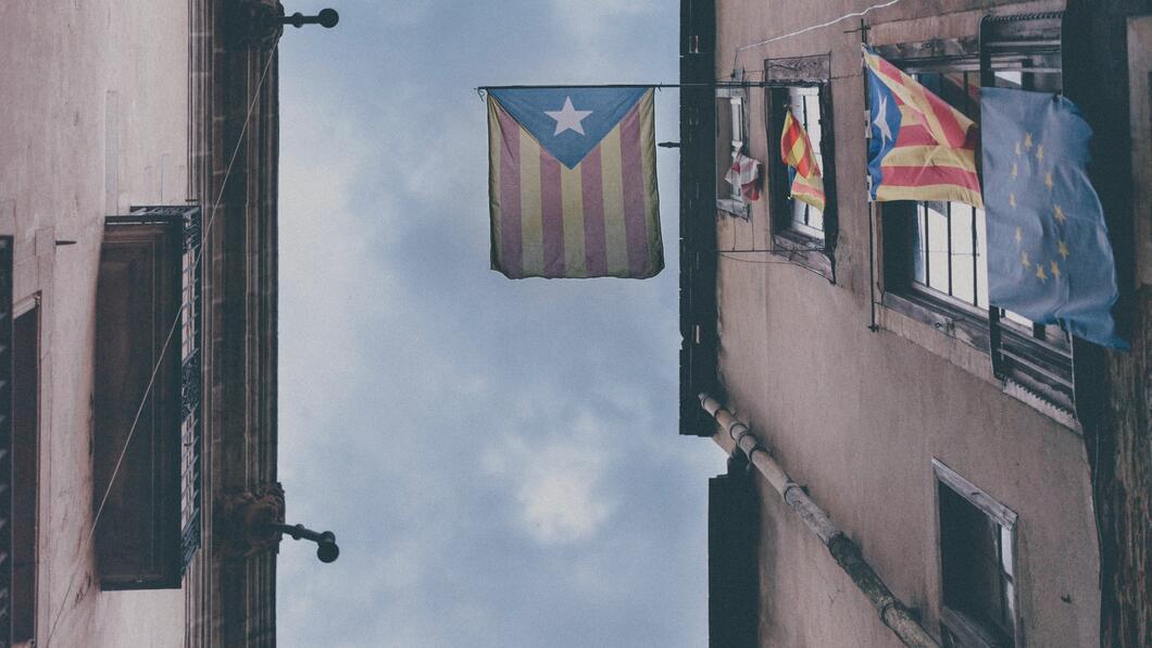 Catalaanse vlag hangt uit een raam