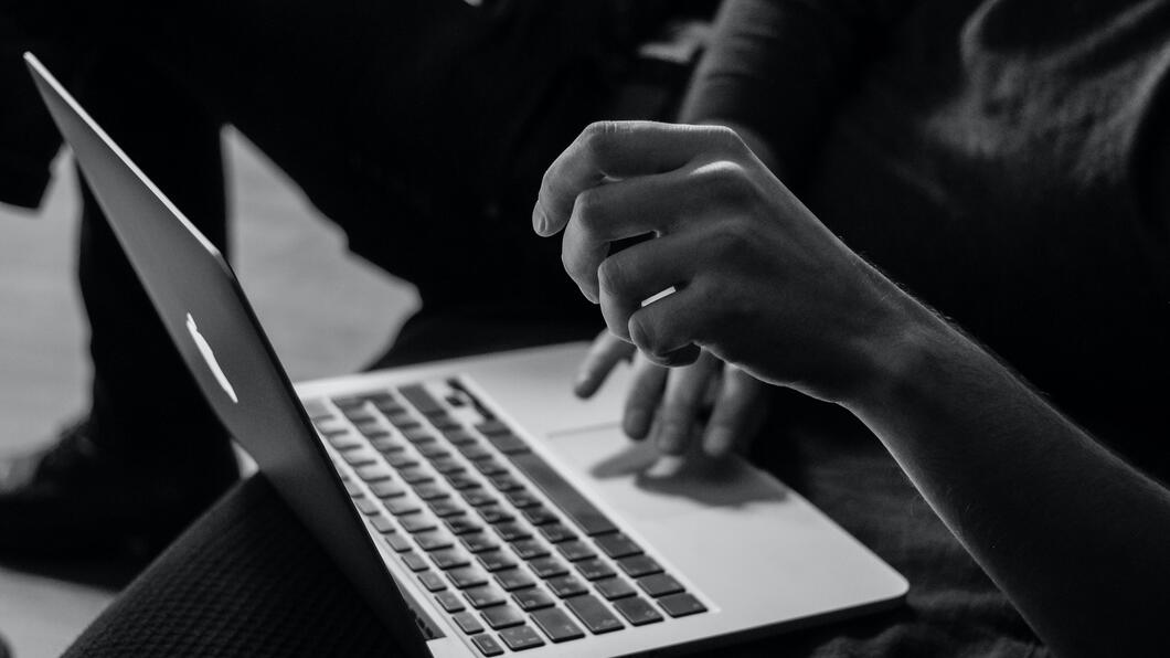 Iemand werkt op een laptop