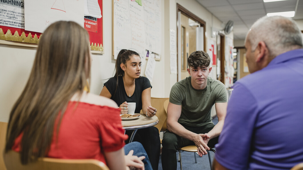 Jongeren in gesprek met therapeut