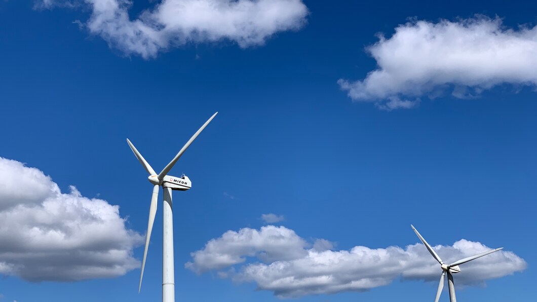 Windmolens en een blauwe lucht met woken