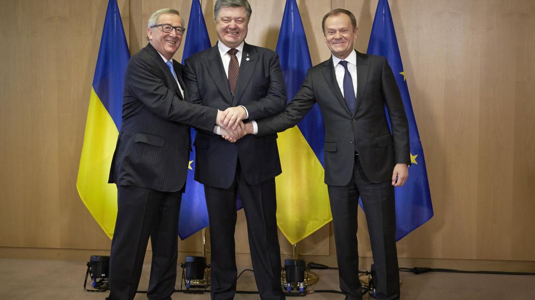 vlnr Jean-Claude Juncker (voorz Europese Commissie), Viktor Porosjenko (president Oekraïene), Donald Tusk (voorz Europese Raad)