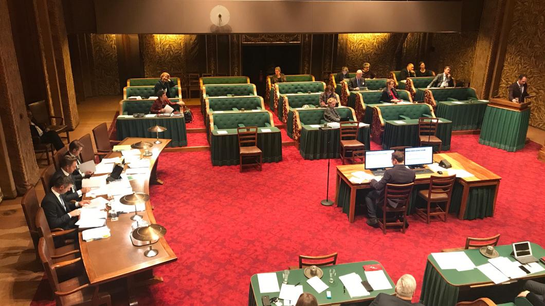 Links aan tafel de bewindspersonen, linksboven Tineke en Marijke en rechts is Ruard zojuist klaar met zijn bijdrage. Foto Dekker, De Jonge.jpg