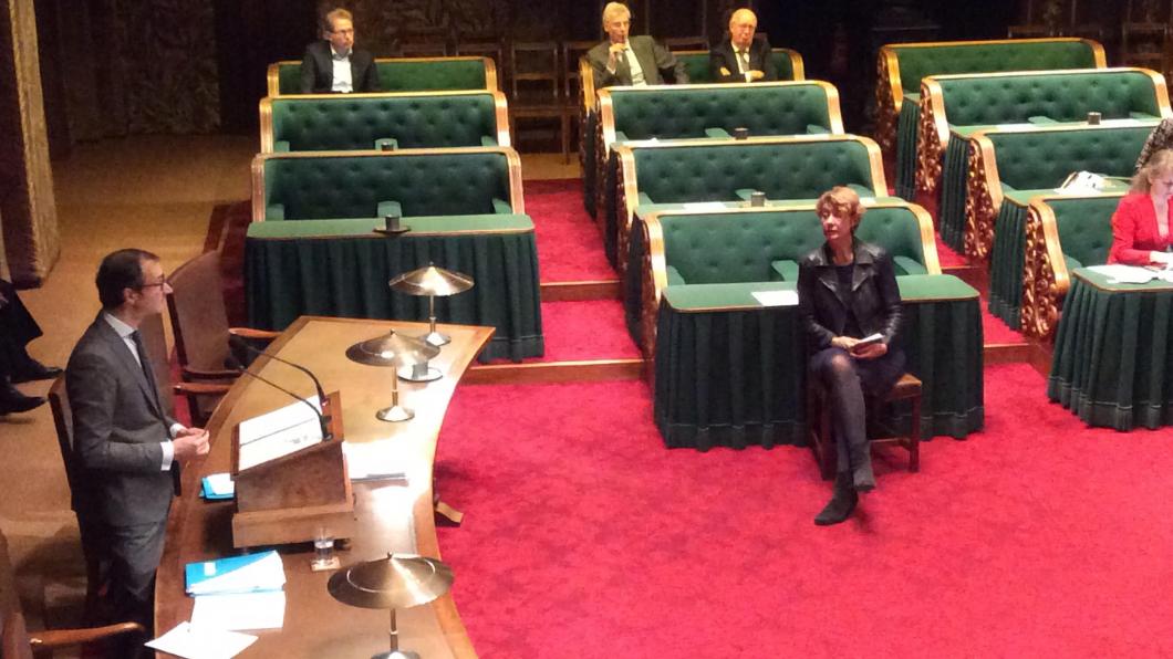 Marijke Vos wachtend op haar interruptiemoment in debat met staatssecretaris Wiebes MarijkeVos-Wiebes.jpg