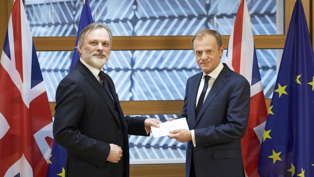 Tim Barrow, vertegenwoordiger van het VK bij de EU, overhandigt de brief aan Donald Tusk, voorzitter van de Raad.