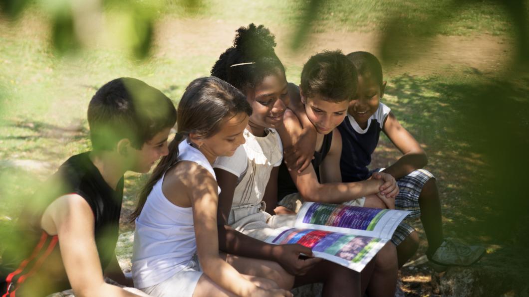 groep kinderen leest buiten.jpg