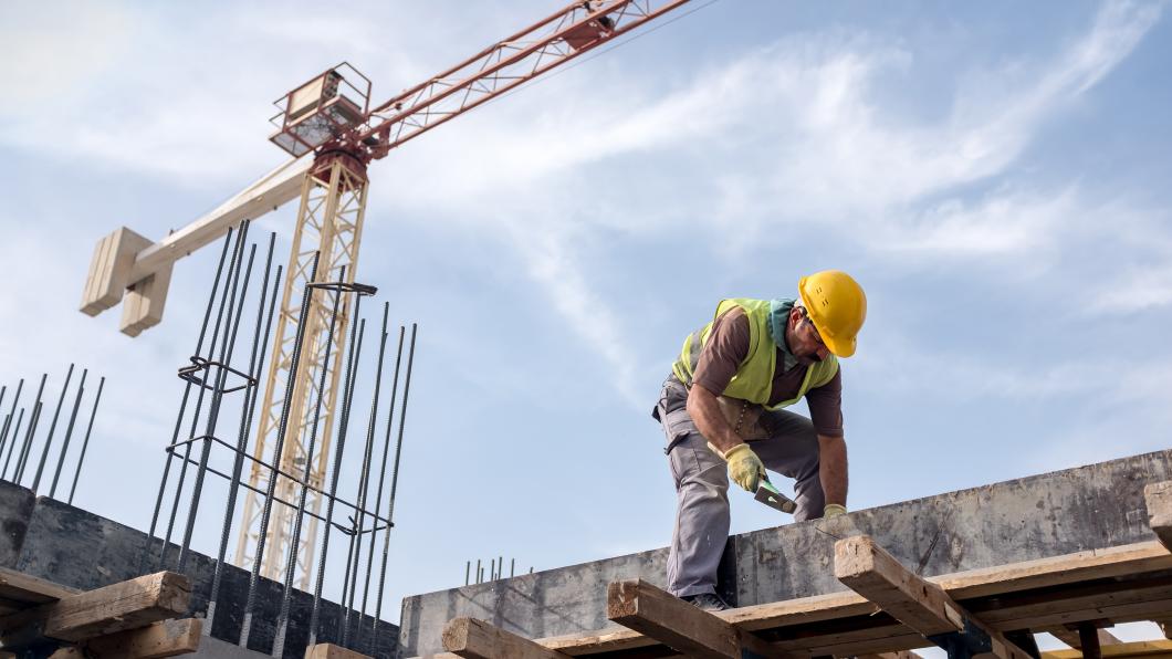 Een bouwvakker is aan het werk