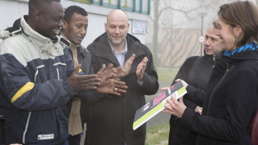 Tweede-Kamerlid Corinne Ellemeet overhandigt cheque aan de vluchtelingengroep We are Here