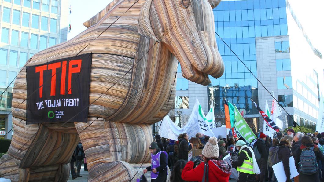 Protest tegen TTIP voor het gebouw van de Europese Commissie
