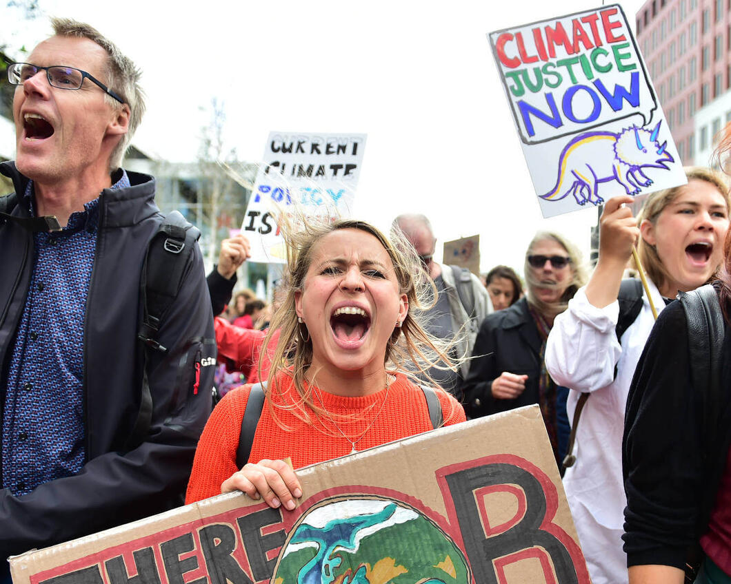 Klimaatdemonstranten met leuzen