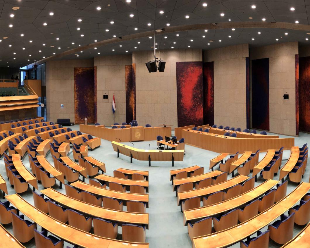 Een panoramafoto van een lege Tweede Kamer