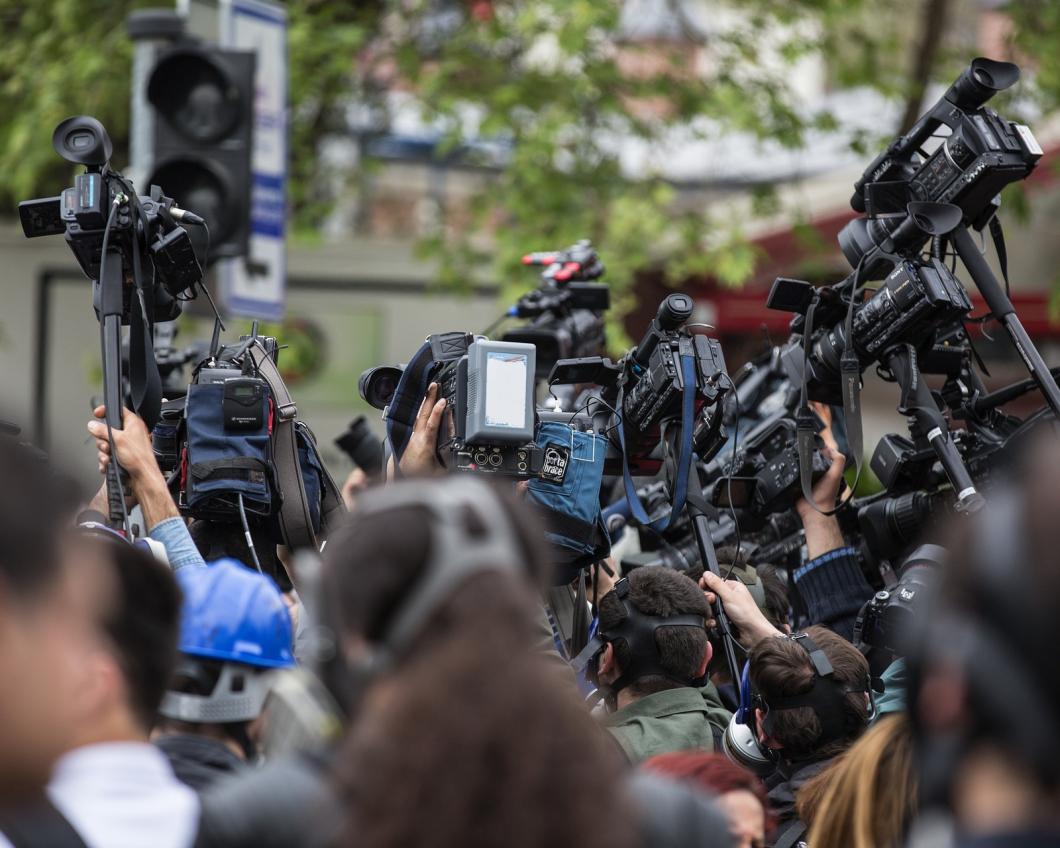 Foto van een menigte journalisten met camera's