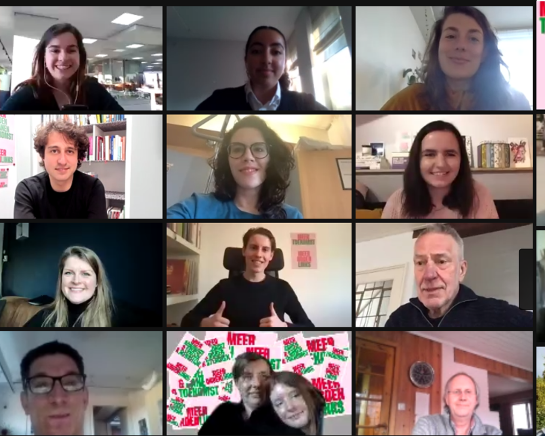 Een zoom video achtergrond met 30 online campaigners, verschillende vrijwilligers van GroenLinks, die in de camera lachen