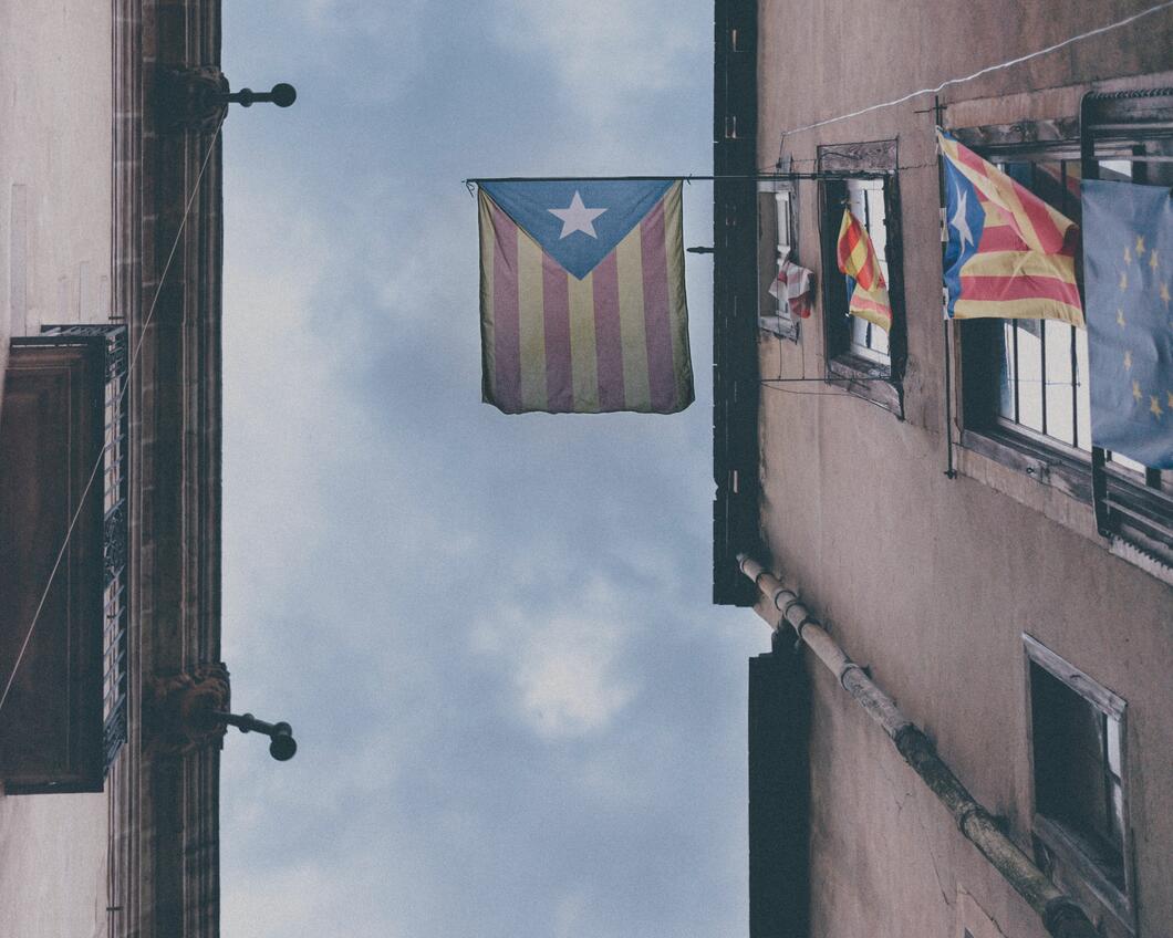 Catalaanse vlag hangt uit een raam