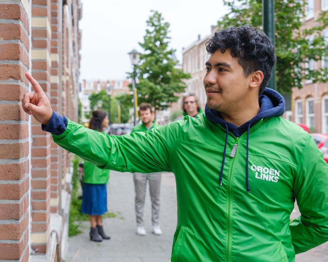 een groenlinksvrijwilliger belt aan bij een buurtbewoner