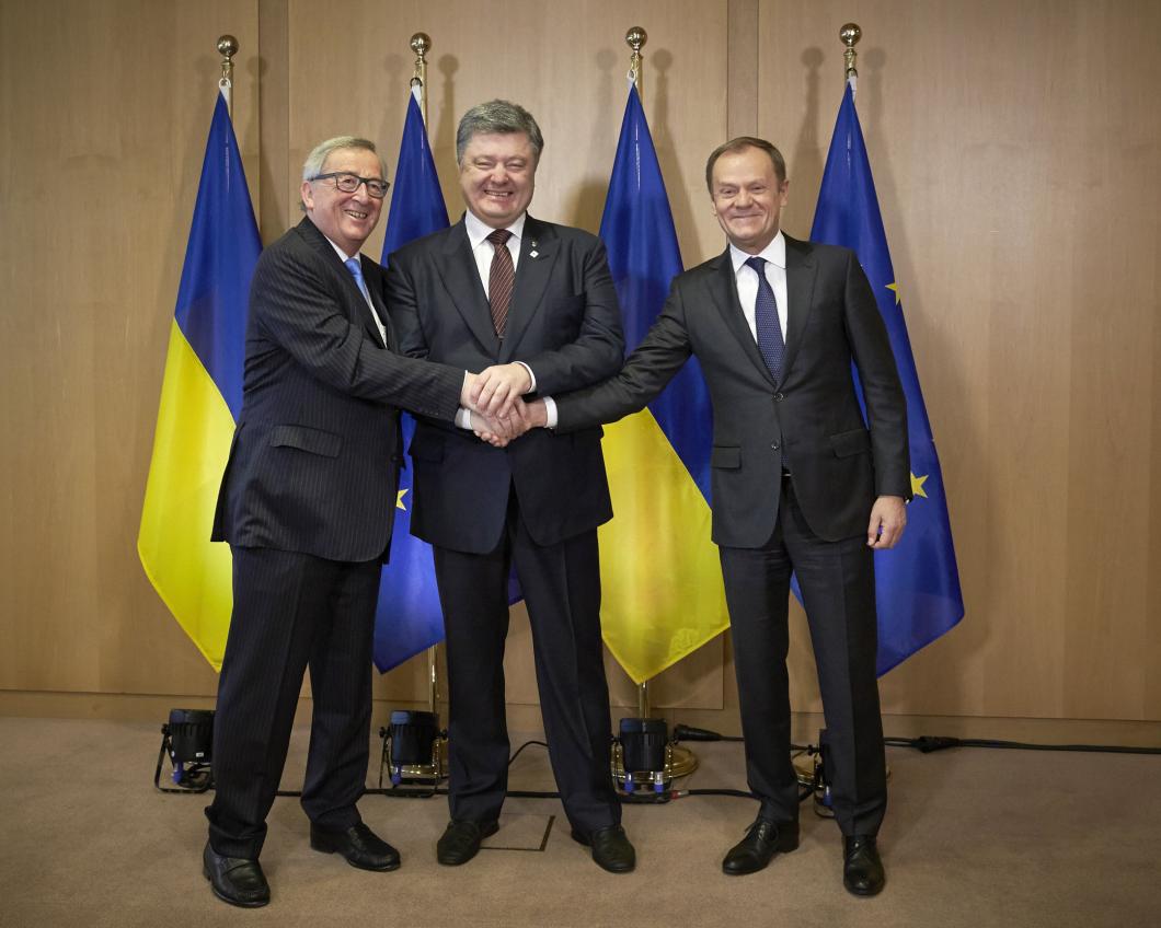 vlnr Jean-Claude Juncker (voorz Europese Commissie), Viktor Porosjenko (president Oekraïene), Donald Tusk (voorz Europese Raad)