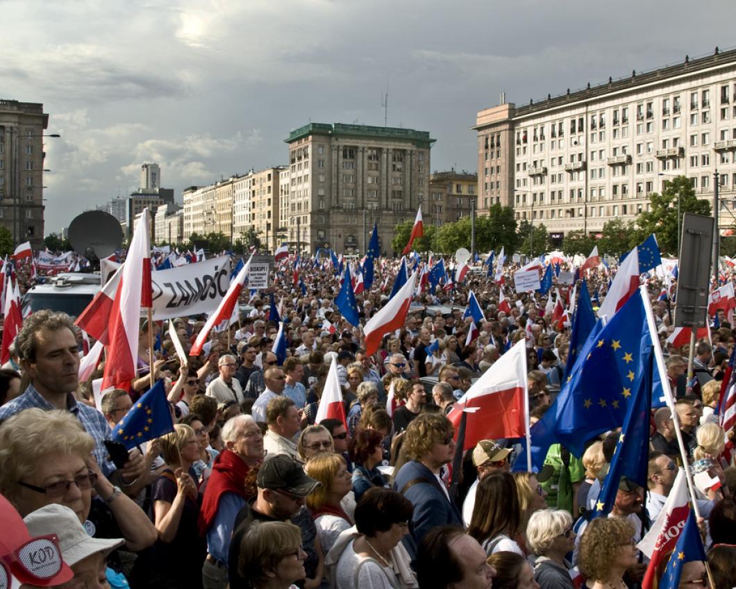 Demonstratie in Warschau tegen de nieuwe wetten van de Poolse regering
