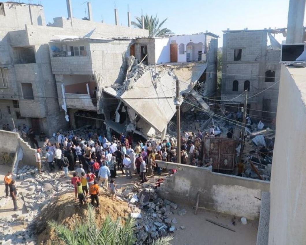 Gebombardeerd huis in Gaza. GroenLinks wil dat er snel grootschalige humanitaire hulp naar Gaza gaat.