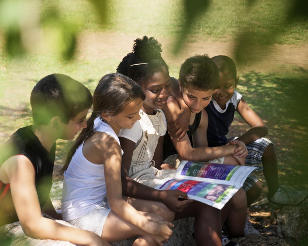 groep kinderen leest buiten.jpg