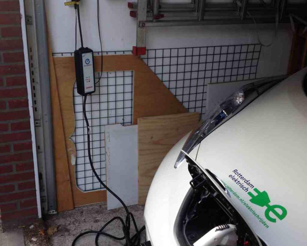 Laden van elektrische auto in de garage van Jeroen Ooijevaar
