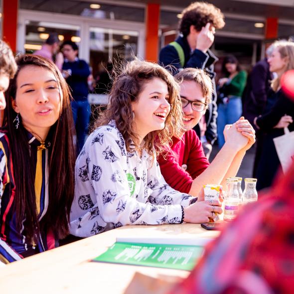 Leden in de zon op het GroenLinkscongres,