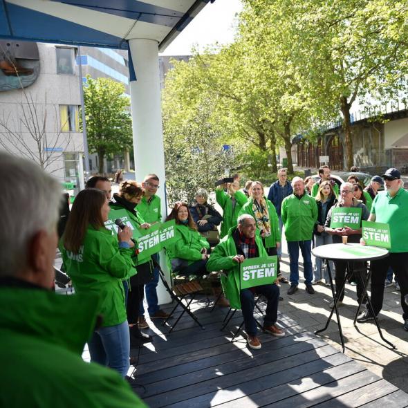 vrijwilligers op straat