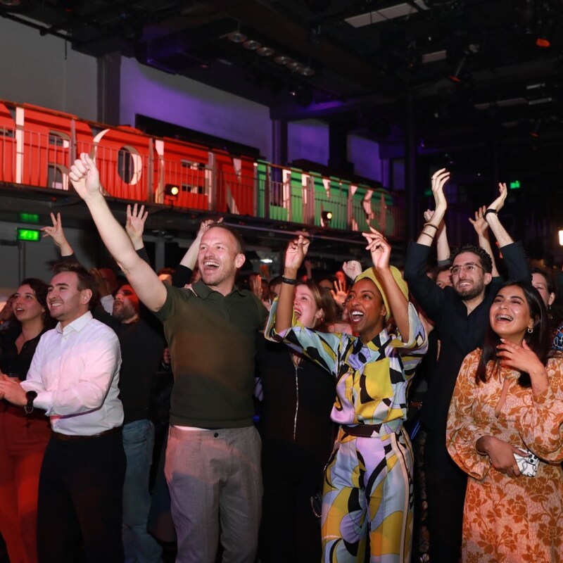 Er wordt flink gejuicht op de uitslagenavond in de Melkweg in Amsterdam na een historische uitslag voor GroenLinks in de gemeenteraadsverkiezingen