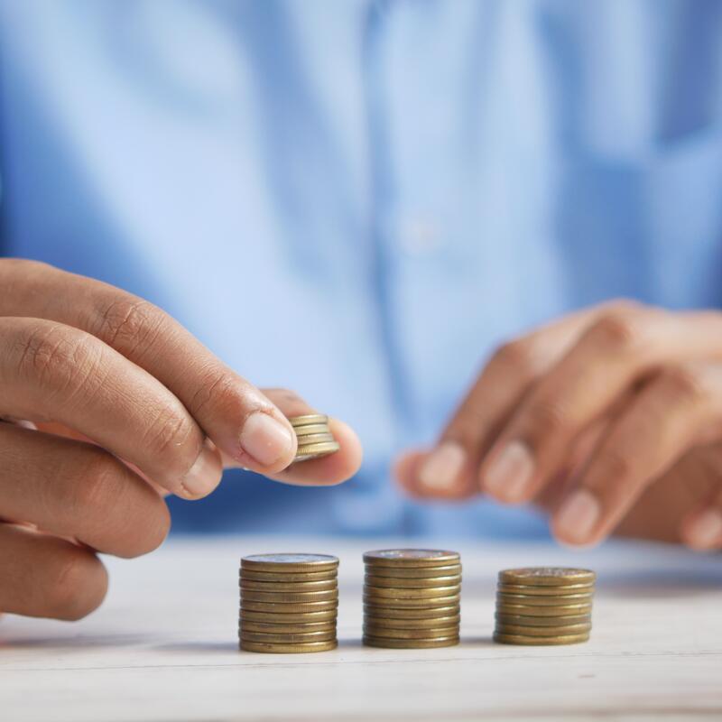 Afbeelding van iemand die geld verdeelt