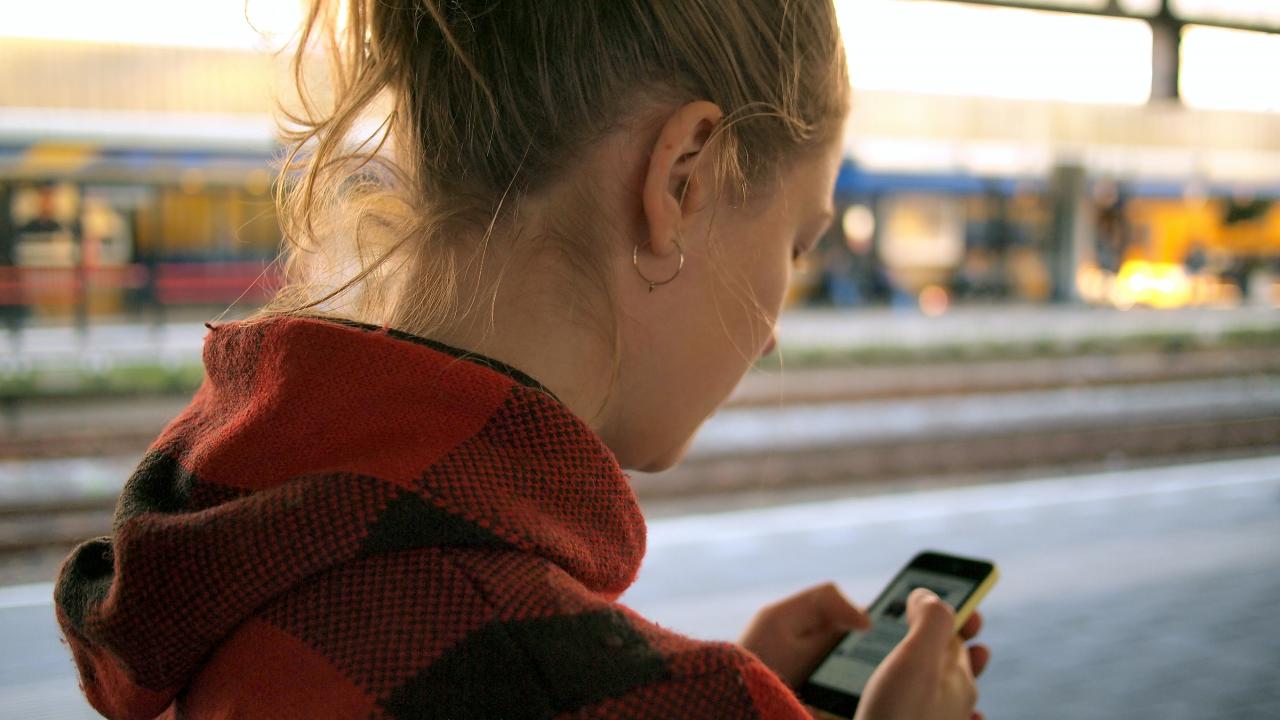 meisje met telefoon